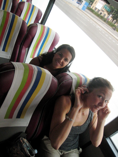 Vår entusiasm i bussen sjönk ganska fort och vi ville av och utforska själva..